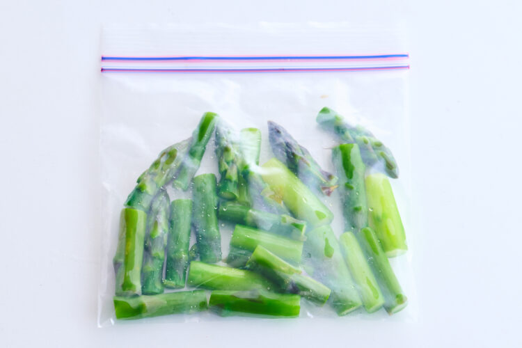 ひと口大にカットして、保冷袋に入れる